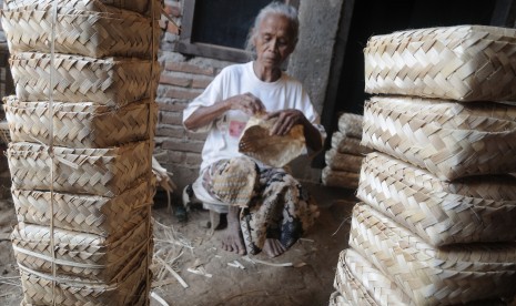 Perajin menyelesaikan pembuatan besek bambu di Desa Kendengsidialit, Welahan, Jepara, Jawa Tengah, Jumat (9/8/2019).