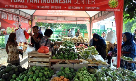 Sejumlah warga berbelanja buah-buahan di Toko Tani Indonesia Center, Kampus Penelitian Pertanian, Cimanggu, Kota Bogor, Jawa Barat. Kementan 