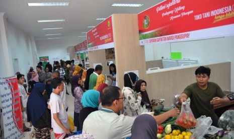 Sejumlah warga berbelanja kebutuhan pokok di Toko Tani Indonesia Center, Kampus Penelitian Pertanian, Cimanggu, Kota Bogor, Jawa Barat, Jum