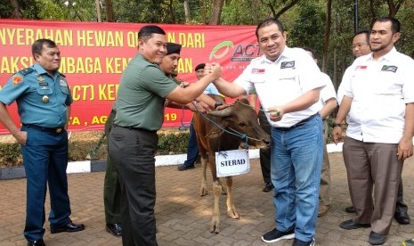 Lembaga filantropi Aksi Cepat Tanggap (ACT) menyerahkan 20 ekor sapi kurban kepada TNI di Mabes TNI Cilangkap, Jakarta Timur, Jumat (9/8).  