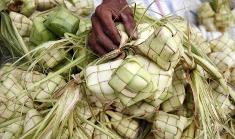 Pedagang menata kulit ketupat. Anda yang menyambut Lebaran atau Hari Raya Idul Fitri sebaiknya mewaspadai agar tak kalap menyantap segala hidangan yang tersaji pada hari itu agar kesehatan tak terganggu.