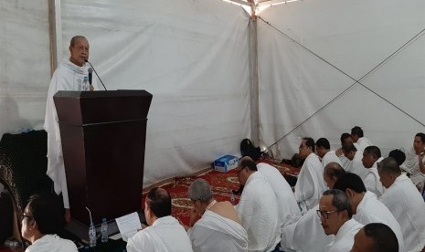 Naib atau Wakil Amirul Hajj Indonesia KH Bunyamin Ruhiyat saat membacakan khutbah wukuf di Arafah, Sabtu (10/8). 