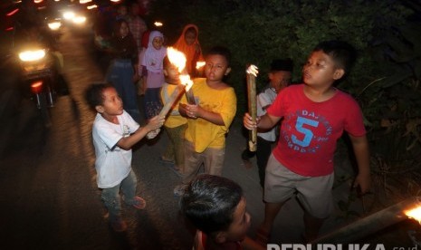 Sejumlah anak membawa obor saat mengikuti takbir keliling, (ilustrasi). PP Muhammadiyah mengimbau masyarakat untuk melakukan takbir di rumah sebagai upaya pencegahan penyebaran Covid-19.