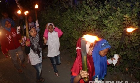 Petugas Bubarkan Takbir Keliling di Pamekasan . Sejumlah anak membawa obor saat mengikuti takbir keliling di Kelurahan Banaran, Kota Kediri, Jawa Timur, Sabtu (10/8/2019) malam.