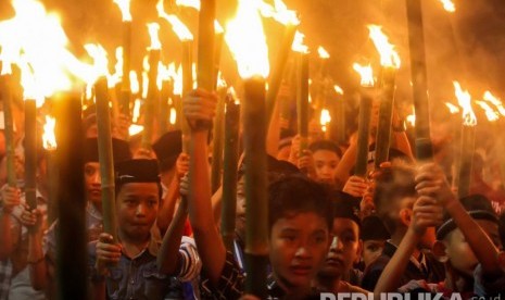 Anak-anak berpawai membawa obor saat malam takbiran menyambut hari raya Idul Adha 1440 H di kemukiman Kandang, Muara Dua, Lhokseumawe, Aceh, Sabtu (10/8/2019). 