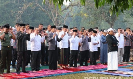 Presiden Joko Widodo melaksanakan salat Idul Fitri di Lapangan Astrid Kebun Raya Bogor, Ahad (11/8). 