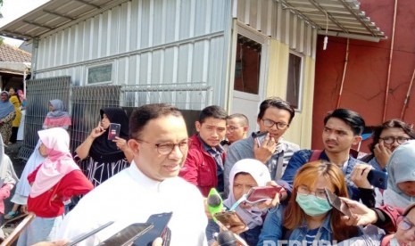 Gubernur DKI Jakarta, Anies Rasyid Baswedan memberikan keterangan kepada awak media seusai melaksanakan kurban di Mushola Babul Khoeirot, RT 5/4, Cilandak Barat, Cilandak, Jakarta Selatan, Ahad (11/8).