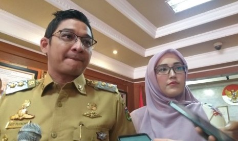 Wakil Wali Kota Palu Sigit Purnomo alias Pasha 'Ungu' bersama istrinya, Adelia Wilhelmina usai audiensi dengan Menteri Dalam Negeri Tjahjo Kumolo, di Kantor Kemendagri, Jakarta Pusat, Senin (12/8). 