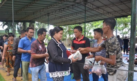 Pembagian daging hewan kurban PT Pelindo I