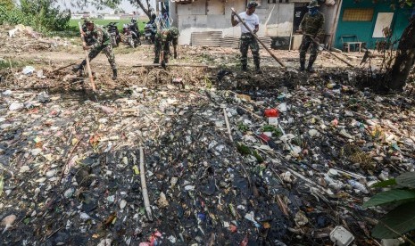 Prajurit TNI AD membersihkan sampah di Kali Busa daerah Babelan, Kabupaten Bekasi,Jawa Barat,Senin (12/8/2019).