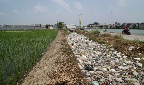 Suasana aliran kali Desa Setia Asih yang dipenuhi sampah di Kabupaten Bekasi,Jawa Barat,Senin (12/8/2019).