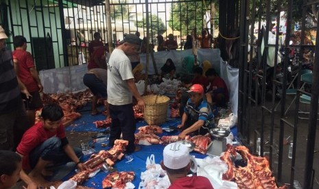 Pembagian daging kurban di Masjid Agung Tasikmalaya, Senin (12/8).