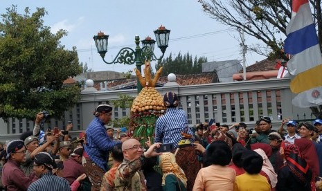 Warga berebut Gunungan berisi hasil bumi yang dibagikan  dalam acara Garebeg Besar Keraton Yogyakarta atau yang disebut Hajad Dalem  Garebeg Besar, Senin (12/8).