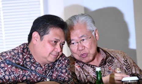 Menteri Perindustrian Airlangga Hartarto (kiri) berdiskusi dengan Menteri Perdagangan Enggartiasto Lukita sebelum mengikuti rapat kabinet terbatas di Kantor Presiden, Jakarta, Senin (12/8/2019).