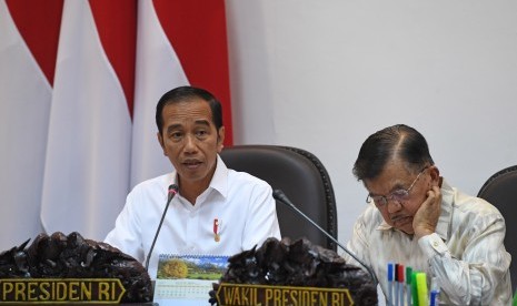 Presiden Joko Widodo (kiri) didampingi Wakil Presiden Jusuf Kalla (kanan) memimpin rapat kabinet terbatas di Kantor Presiden, Jakarta, Senin (12/8/2019).