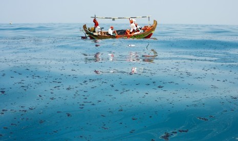 Petugas mengumpulkan tumpahan minyak mentah yang tercecer di Laut Utara Karawang, Jawa Barat, Senin (12/8/2019).