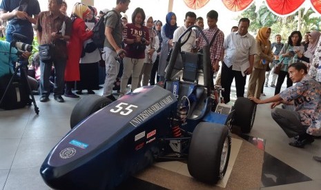 Tim Bengawan Student Formula dari Fakultas Teknik Universitas Sebelas Maret (UNS) Solo meluncurkan mobil balap Yudhistira yang akan berkompetisi dalam Formula Sae Japan 2019 di Jepang pada 27-31 Agustus 2019, Senin (12/8).