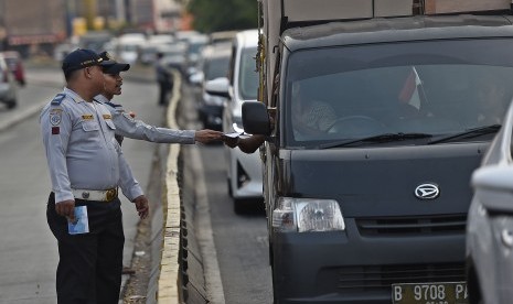 Petugas Dinas Perhubungan DKI Jakarta menyosialisasikan perluasan aturan ganjil genap di Jalan Suryopranoto, Jakarta Pusat, Senin (12/8/2019).