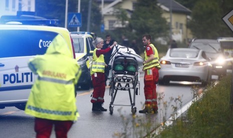 Polisi di sebuah lokasi penembakan di dalam masjid pusat Islam al-Noor di Baerum di luar Oslo, Norwegia, 10 Agustus 2019.