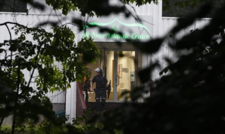 Muslim mendapat penghargaan atas upaya cegah teror di Masjid Al-Noor Polisi di sebuah lokasi penembakan di dalam masjid pusat Islam Al-Noor di Baerum di luar Oslo, Norwegia, 10 Agustus 2019.