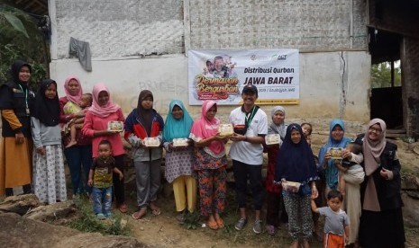 ACT Tasikmalaya membagikan daging kurban ke warga di Kampung Munjul, Desa Sukasukur, Kecamatan Cisayong, Kabupaten Tasikmalaya