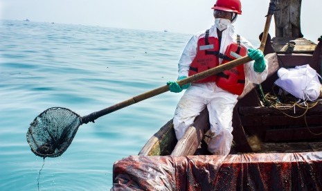 Petugas mengumpulkan tumpahan minyak mentah yang tercecer di Laut Utara Karawang, Jawa Barat, Senin (12/8/2019).