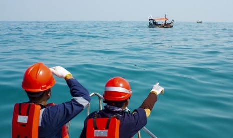 Tim pengawas PHE ONWJ memantau area tumpahan minyak mentah yang tercecer di Laut Utara Karawang, Jawa Barat, Senin (12/8/2019). 