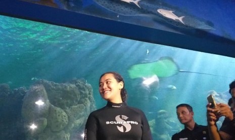 Penyanyi muda, Aaliyah Massaid usai gladi resik pengibaran bendera merah putih di dalam aquarium Seaworld Ancol, Senin (12/8).