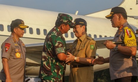 Panglima TNI Marsekal TNI Hadi Tjahjanto (kedua kiri) dan Kapolri Jenderal Tito Karnavian (kiri) disambut Gubernur Riau Syamsuar (kedua kanan) dan Kapolda Riau Irjen Pol Widodo Eko Prihastopo, saat tiba di Lanud Roesmin Nurjadin, di Pekanbaru, Riau, Senin (12/8/2019). 