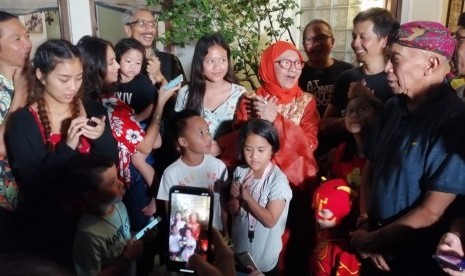 Manajer Slank Bunda Iffet Veceha Sidharta (berbaju dan berhijab oranye) merayakan ulang tahun ke-82 di kediamannya di Gang Potlot, Jakarta Selatan, Senin (12/8).