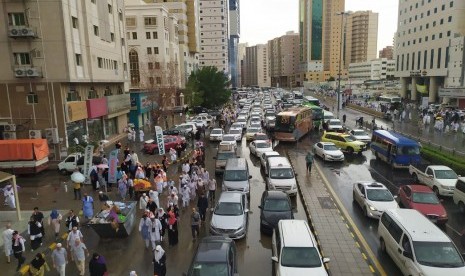 Seusai hujan yang turun di Makkah dan Mina, membuat terjadi kepadatan kendaraan di jalan protokol, Jalan King Fahd, yang menuju Mina.