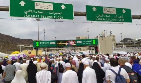 Jamaah haji dari berbagai negara melaksanakan lontar jumrah ula,  wustha, dan aqabah di Mina,  Senin (12/8). Pada Senin yang bertepatan dengan tanggal 11 Dzulhijah untuk melempar jumrah ula, wustha, dan aqabah. Senin malam waktu Arab Saudi, jamaah haji akan kembali mabit (bermalam) di Mina. 