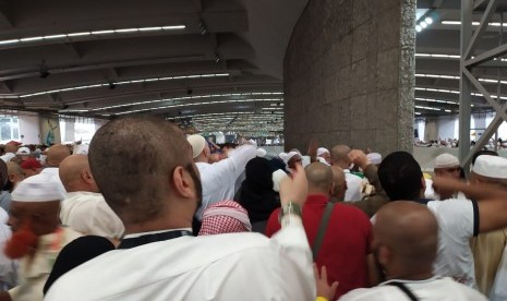 Sejarah Klausul Bait Al-Aqabah. Foto: Jamaah haji dari berbagai negara melaksanakan lontar jumrah ula,  wustha, dan aqabah di Mina,  Senin (12/8). Pada Senin yang bertepatan dengan tanggal 11 Dzulhijah untuk melempar jumrah ula, wustha, dan aqabah. Senin malam waktu Arab Saudi, jamaah haji akan kembali mabit (bermalam) di Mina. 