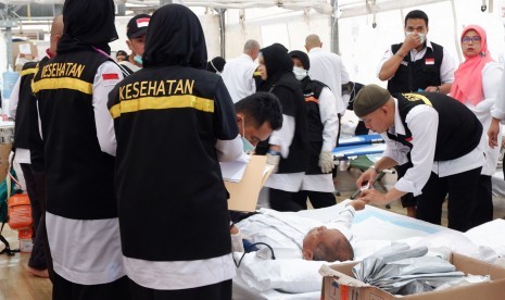 Pengelola Kesehatan Haji Provinsi Prioritas Jadi Petugas. Foto:   Petugas memberikan perawatan kepada jamaah haji Indonesia yang sebagian besar akibat kelelahan dan dehidrasi di Posko Kesehatan Mekkah, Arab Saudi, Minggu (11/8/2019). 