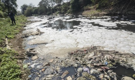 Suasana aliran sungai Cikarang Bekasi Laut (CBL) yang tercemar limbah daerah Cibitung, Kabupaten Bekasi. Pemkab Bekasi mengancam akan mempidanakan para pelaku pencemaran sungai.