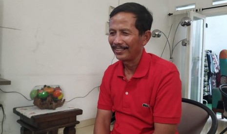 Pelatih sepak bola Djadjang Nurdjaman di kediamannya, Antapani, Kota Bandung, Selasa (13/8). 