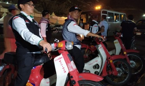 Tiga petugas transportasi Satgas Mina bersiap melayani jamaah haji dengan motor Astuti, Senin (12/8) malam. Motor Astuti (Astrea Tujuh Tiga) dipersiapkan untuk melayani jamaah haji Indonesia ke seluruh Maktab di Mina, khususnya yang tersasar dari rombongan dan lanjut usia. 