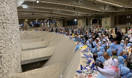 Jamaah haji melempar jumroh aqobah yang merupakan salah satu syarat yang wajib dilakukan pada ibadah haji di Jamarat, Mekkah, Arab Saudi, Selasa (13/8/2019).(Antara/Hanni Sofia )