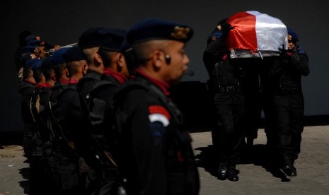 Anggota Polri mengusung peti berisi jenazah Briptu Hedar (24) yang menjadi korban penculikan dan penembakan kelompok kriminal bersenjata (KKB) saat tiba di Bandara Internasional Sultan Hasanuddin, Kabupaten Maros, Sulawesi Selatan, Selasa (13/8/2019). 