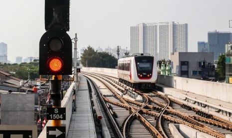 Rangkaian kereta LRT meninggalkan Stasiun Velodrome, Jakarta, Selasa (13/8/2019).