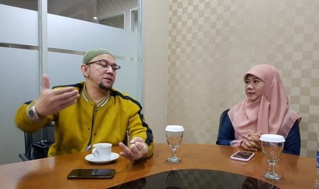 Ustaz Erick Yusuf dan Asma Nadia saat berbincang tentang film baru yang akan launching September mendatang di Republika, Rabu (14/8).