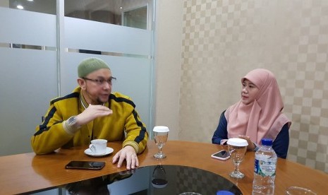 Ustaz Erick Yusuf dan Asma Nadia saat berbincang tentang film baru yang akan launching September mendatang di Republika, Rabu (14/8).