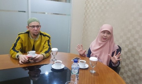 Ustaz Erick Yusuf dan Asma Nadia saat berbincang tentang film baru yang akan launching September mendatang di Republika, Rabu (14/8).