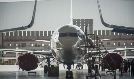 Pekerja melakukan perawatan rutin sejumlah pesawat Lion Air di hanggar Batam Aero Teknik (BAT) Lion Air Group Bandara Hang Nadim, Batam, Kepulauan Riau, Rabu (14/8/2019). Tim Pengendali Inflasi Daerah Provinsi Kepulauan Riau mencatat harga tiket pesawat, beras, dan rokok kretek filter memicu inflasi di Kepulauan Riau pada Juni 2020.