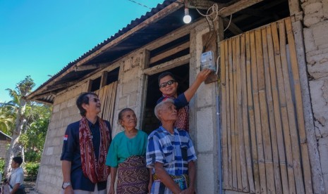 Jajaran petinggi Kementerian ESDM dan PLN usai pemasangan instalasi listrik di Desa Sonraen, Kecamatan Amarasi Selatan, kabupaten Kupang, Provinsi Nusa Tenggara Timur pada Rabu, (14/8)