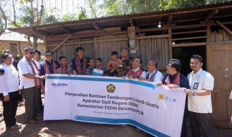 Jajaran petinggi Kementerian ESDM dan PLN usai pemasangan instalasi listrik di Desa Sonraen, Kecamatan Amarasi Selatan, kabupaten Kupang, Provinsi Nusa Tenggara Timur pada Rabu, (14/8)