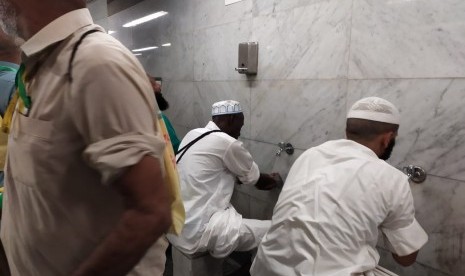 Jika Wudhu Batal Saat Tawaf, Ini Sebaiknya yang Dilakukan?. Foto ilustrasi: Sejumlah jamaah mengambil air wudhu yang berada di bawah Tower Zamzam, Makkah 