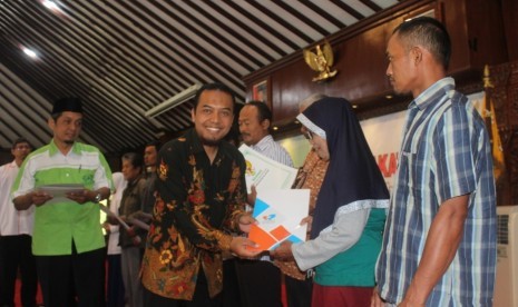 Solopeduli menyerahkan bantuan untuk pelaksanaan Program Rehabilitasi Rumah Tidak Layak Huni (RTLH) di Klaten. Bantuan tahap pertama diberikan kepada warga Kalikotes, Klaten, Duwono Raharjo yang diserahkan di Pendopo Pemkab Klaten pada Rabu (14/8).