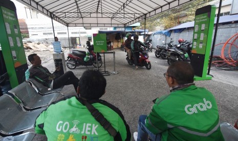 Sejumlah pengendara ojek daring menunggu orderan penumpang di shelter ojek daring di kawasan Stasiun Sudirman, Jakarta, Rabu (14/8/2019). 