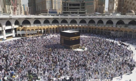 Jamaah memadati pelataran Masjidil Haram untuk melaksanakan tawaf, Rabu (14/8).